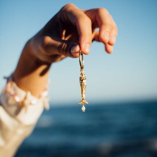 Charm de sirena con perla barroca natural, joyería femenina inspirada en el mar.