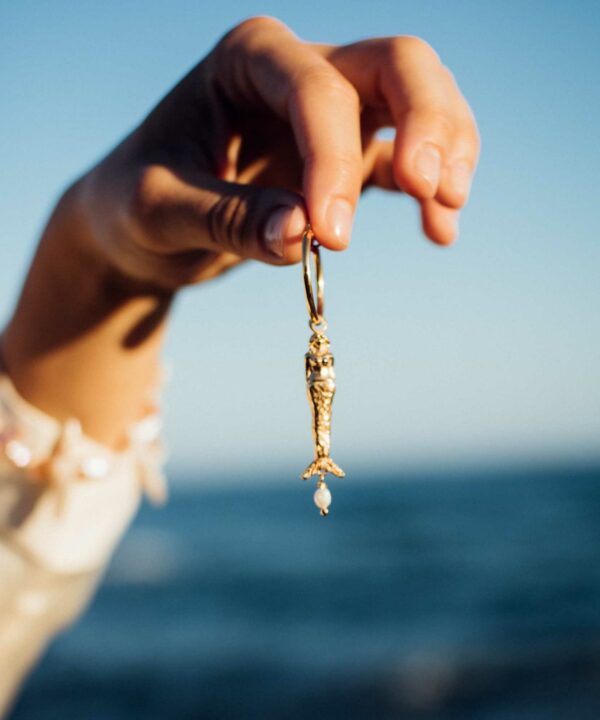 Charm de sirena con perla barroca natural, joyería femenina inspirada en el mar.