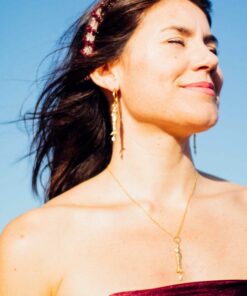 Charm de sirena con perla barroca natural, joyería femenina inspirada en el mar.