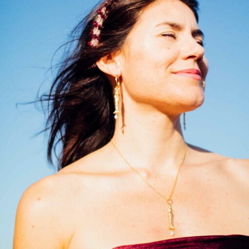 Charm de sirena con perla barroca natural, joyería femenina inspirada en el mar.