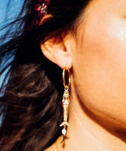 Charm de sirena con perla barroca natural, joyería femenina inspirada en el mar.