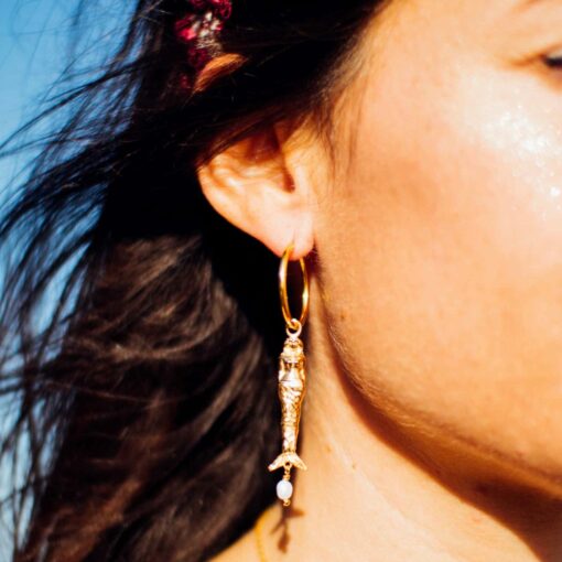 Charm de sirena con perla barroca natural, joyería femenina inspirada en el mar.