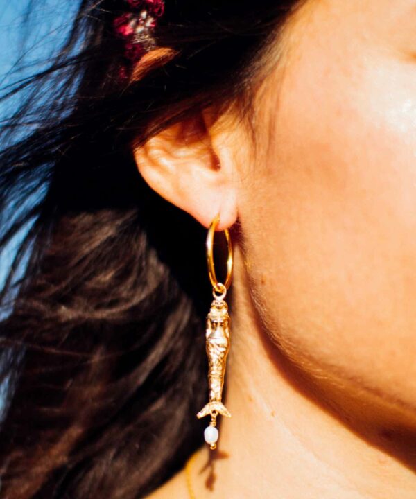 Charm de sirena con perla barroca natural, joyería femenina inspirada en el mar.