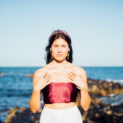 Charm de sirena con perla barroca natural, joyería femenina inspirada en el mar.