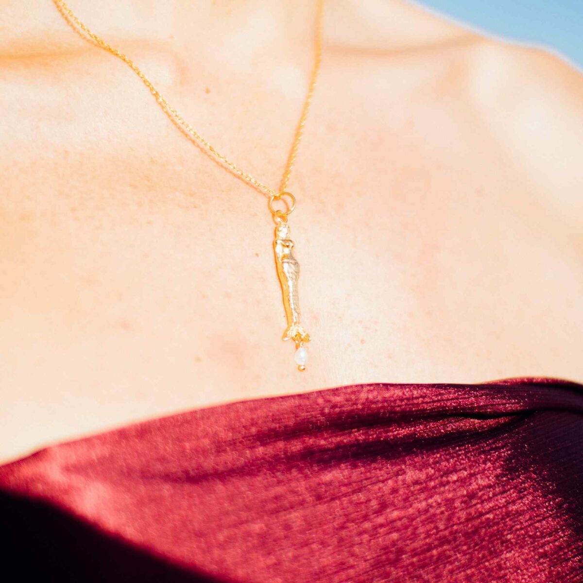Charm de sirena con perla barroca natural, joyería femenina inspirada en el mar.