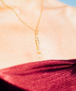 Charm de sirena con perla barroca natural, joyería femenina inspirada en el mar.