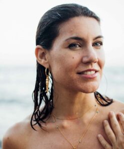 Charm de sirena con perla barroca natural, joyería femenina inspirada en el mar.