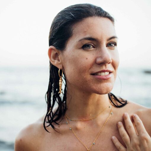 Charm de sirena con perla barroca natural, joyería femenina inspirada en el mar.