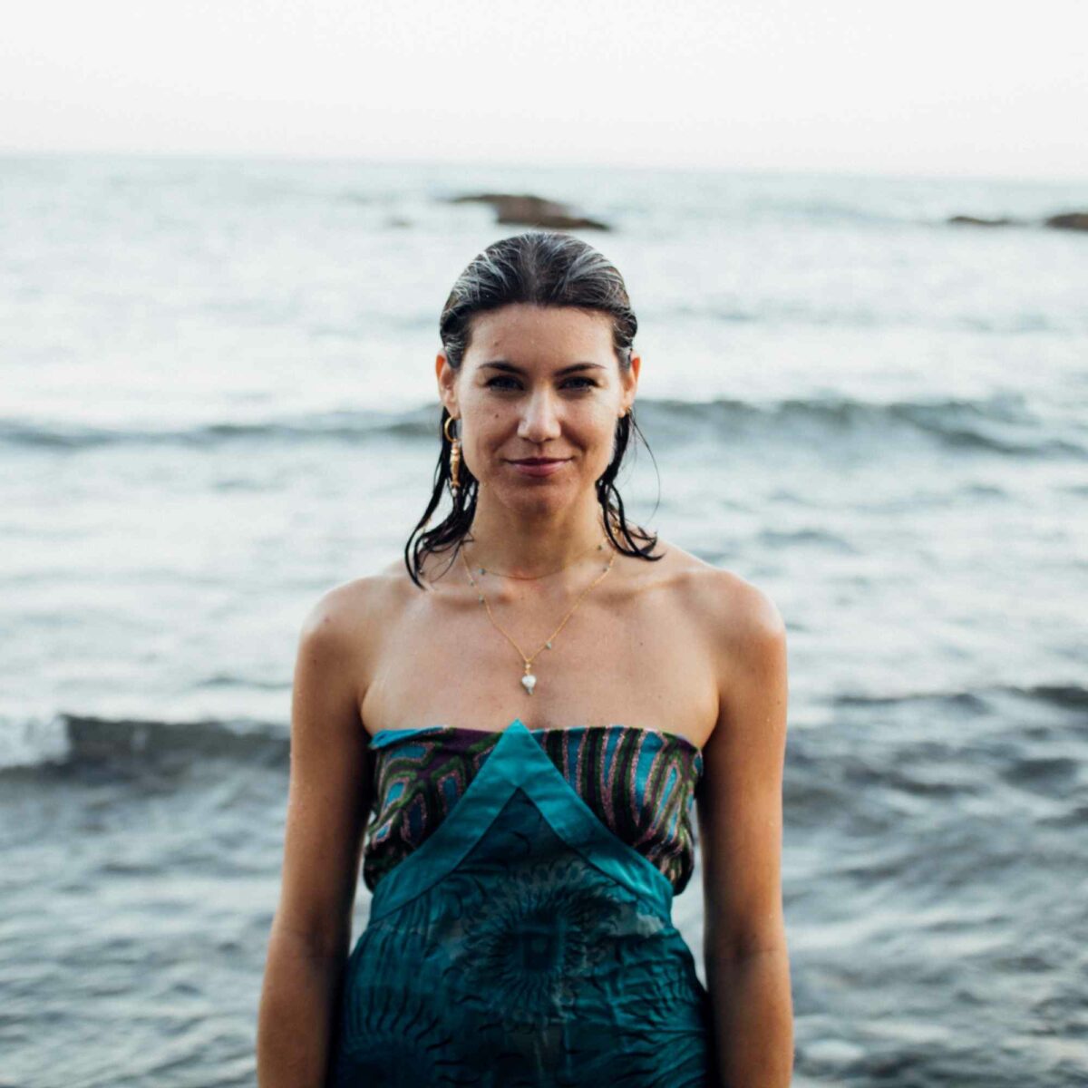 Charm de sirena con perla barroca natural, joyería femenina inspirada en el mar.