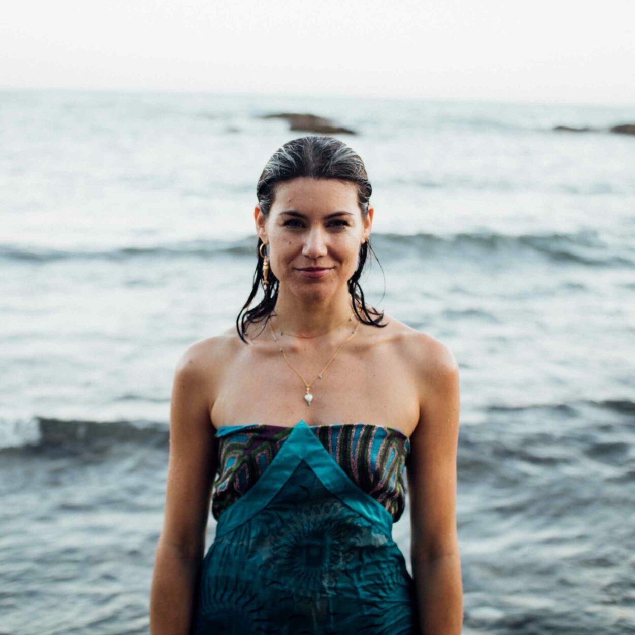 Charm de sirena con perla barroca natural, joyería femenina inspirada en el mar.