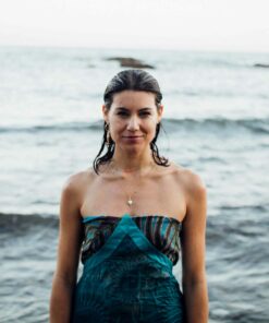 Charm de sirena con perla barroca natural, joyería femenina inspirada en el mar.