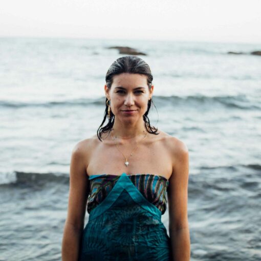 Charm de sirena con perla barroca natural, joyería femenina inspirada en el mar.