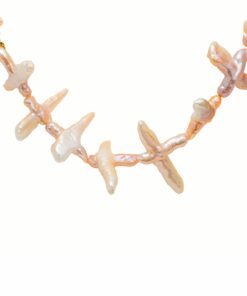 Collar con perla barroca natural en forma de cruz rosa y cierre marinero de plata bañada en oro