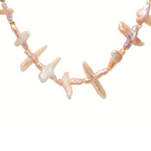 Collar con perla barroca natural en forma de cruz rosa y cierre marinero de plata bañada en oro