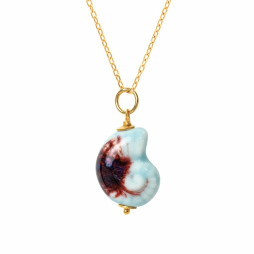 collar de caracola en cerámica artesanal, inspirado en el mar y hecho a mano.