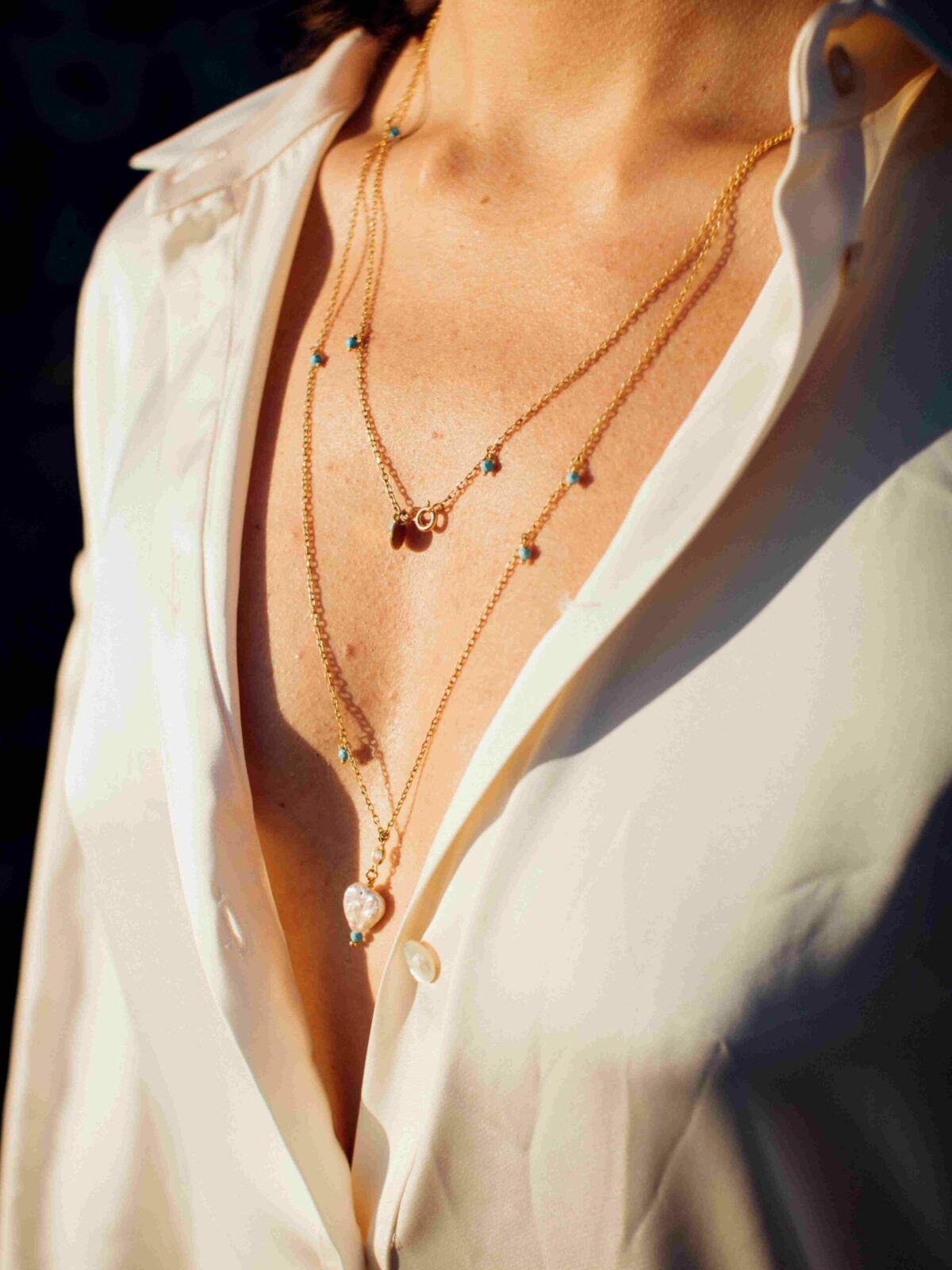 Collar Corazón del Mar con cuentas facetadas de turquesa y colgante de perla barroca natural.