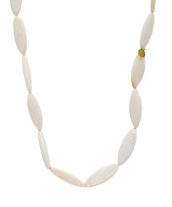Collar con concha marina tallada en nácar, joya hecha a mano con cadena dorada