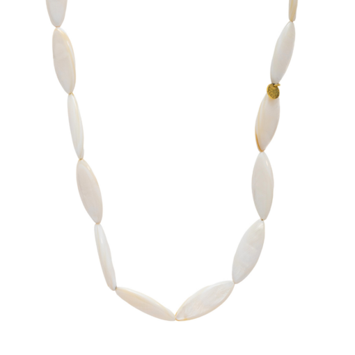 Collar con concha marina tallada en nácar, joya hecha a mano con cadena dorada