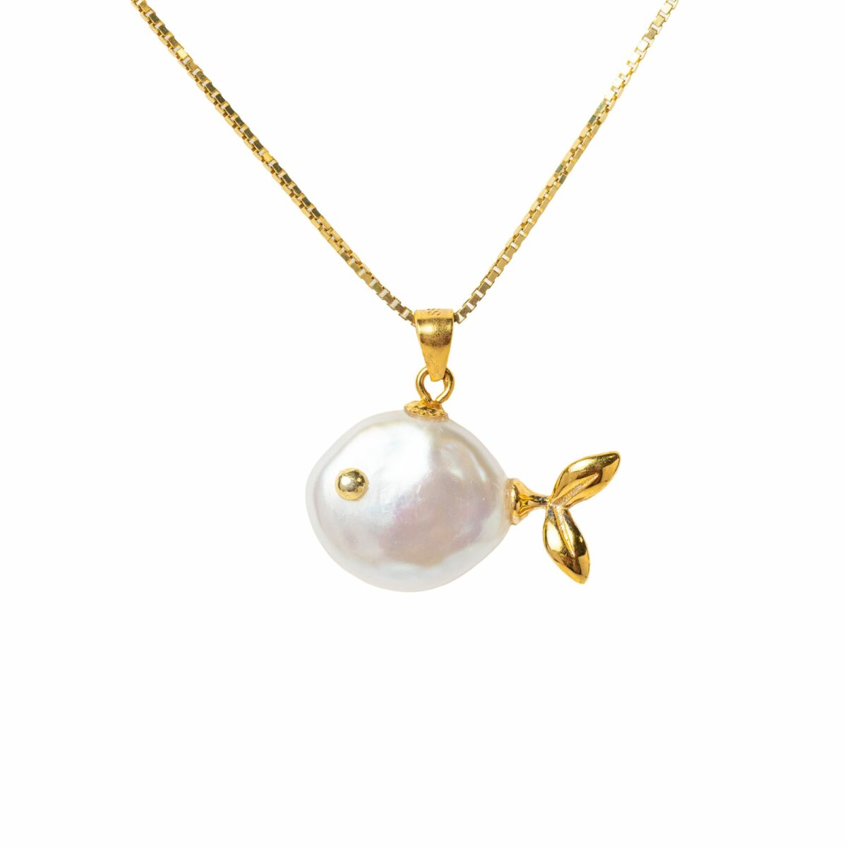 Collar Pesciolino con charm de perla natural montado en cadena brillante, joya artesanal inspirada en el ma