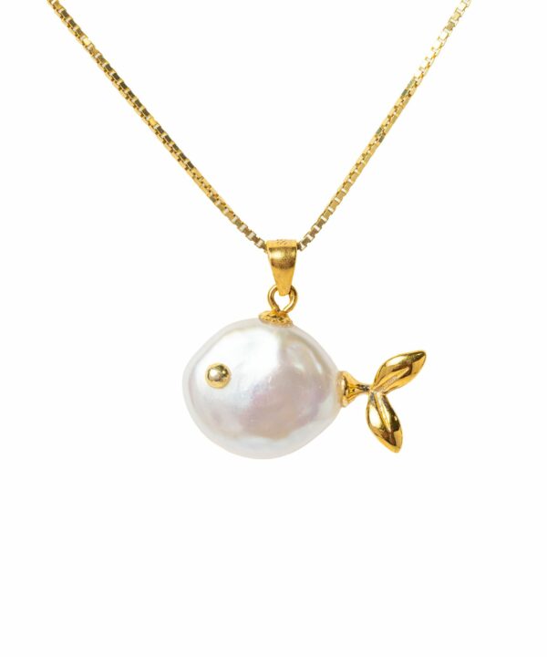 Collar Pesciolino con charm de perla natural montado en cadena brillante, joya artesanal inspirada en el ma