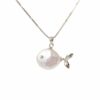 Collar Pesciolino con charm de perla natural montado en cadena brillante, joya artesanal inspirada en el mar