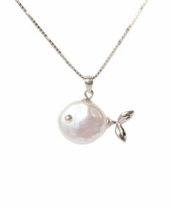 Collar Pesciolino con charm de perla natural montado en cadena brillante, joya artesanal inspirada en el mar
