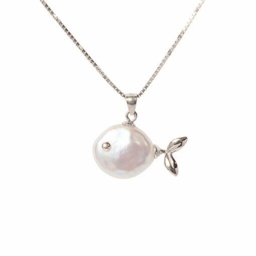 Collar Pesciolino con charm de perla natural montado en cadena brillante, joya artesanal inspirada en el mar