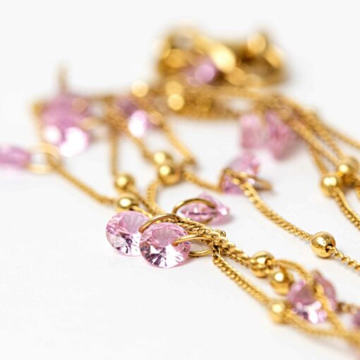 Collar con cristales rosa, diseño delicado y brillante, inspirado en el universo de las sirenas