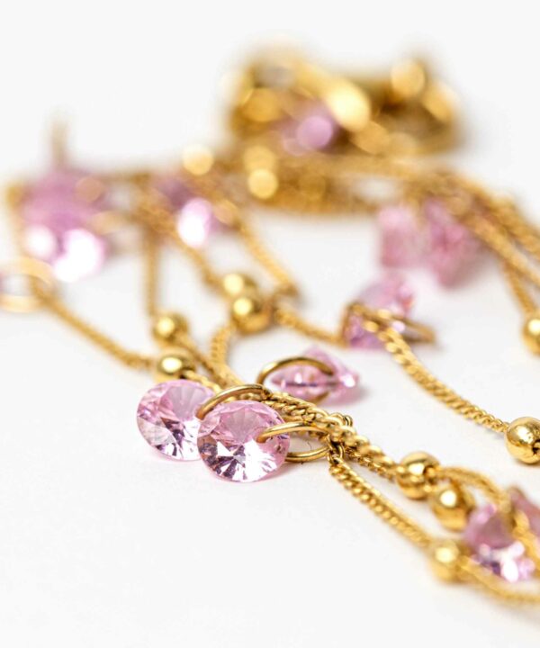 Collar con cristales rosa, diseño delicado y brillante, inspirado en el universo de las sirenas