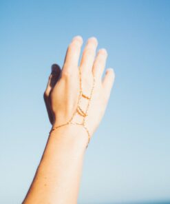 Handcuff dorado con medias lunas y circonitas, ajustable con extensor, diseño madre e hija