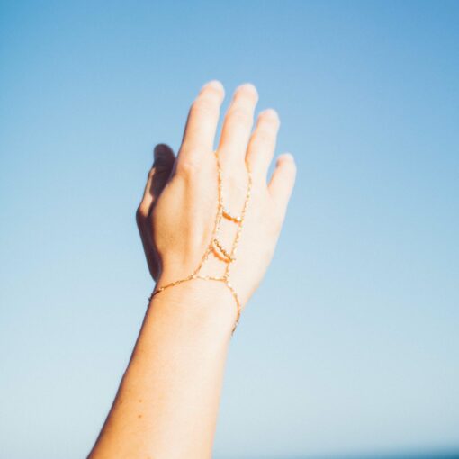 Handcuff dorado con medias lunas y circonitas, ajustable con extensor, diseño madre e hija