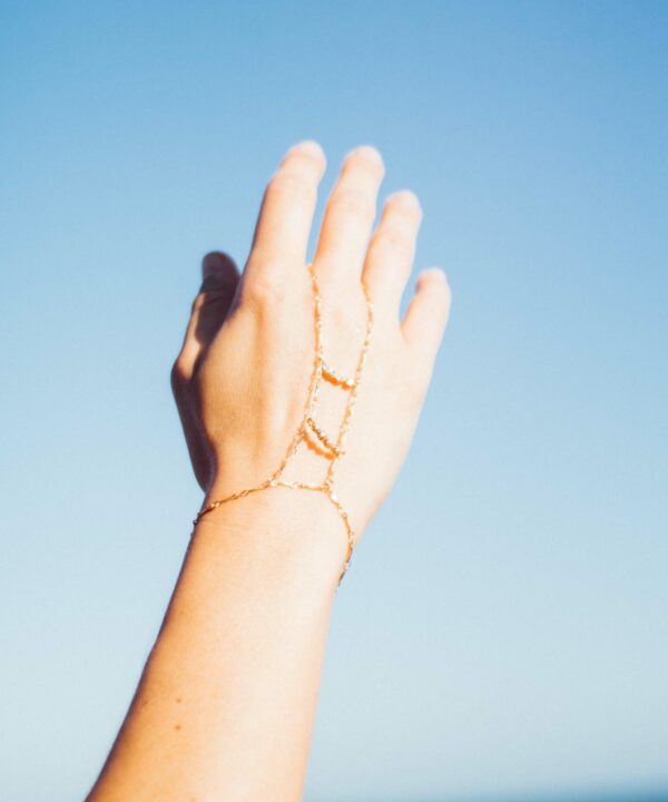 Handcuff dorado con medias lunas y circonitas, ajustable con extensor, diseño madre e hija