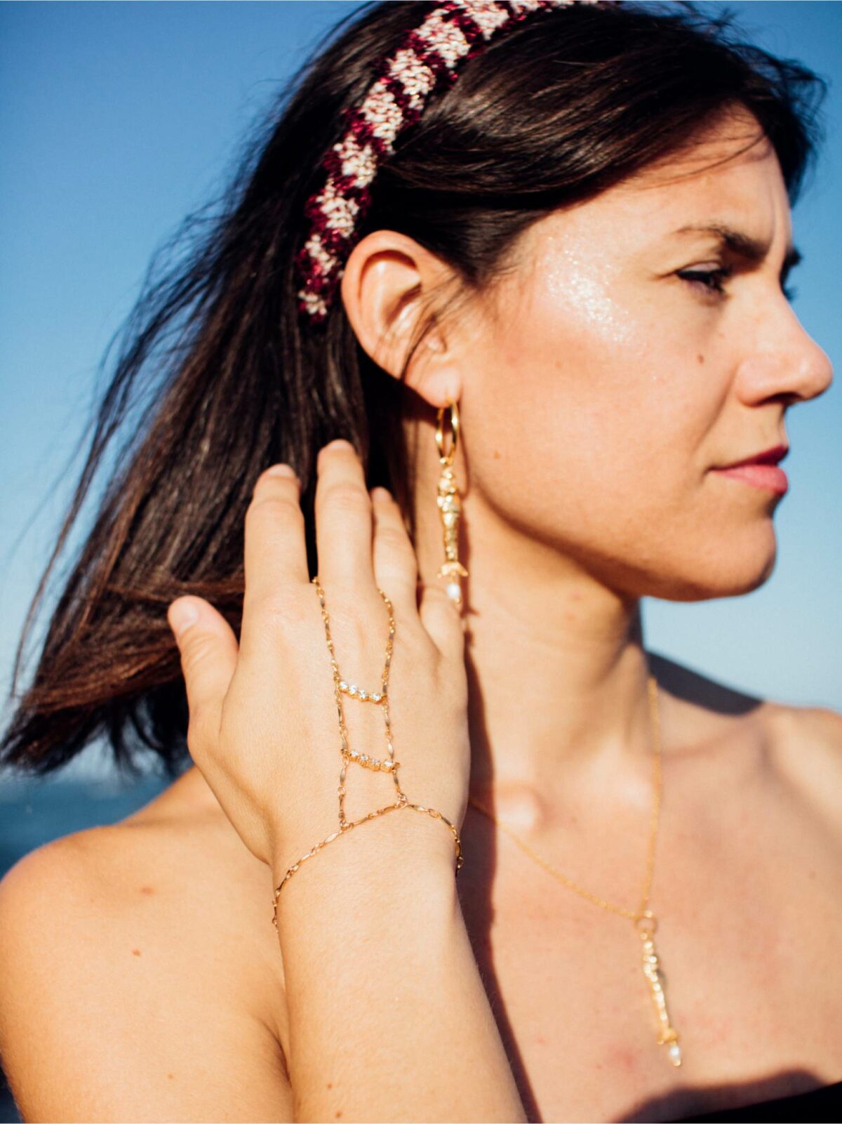 Handcuff dorado con medias lunas y circonitas, ajustable con extensor, diseño madre e hija