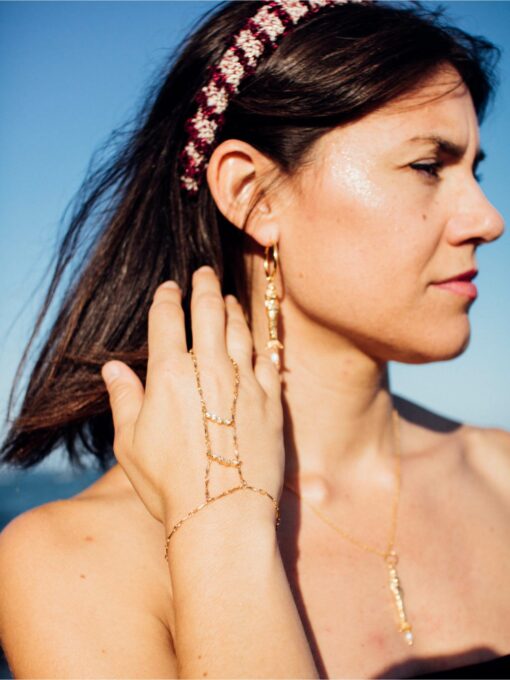 Handcuff dorado con medias lunas y circonitas, ajustable con extensor, diseño madre e hija