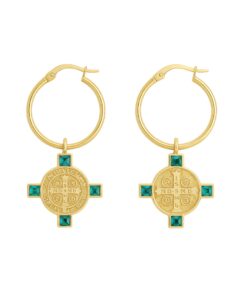 Pendientes de aro plata bañada en oro con charm medalla San Benito y cristales verdes