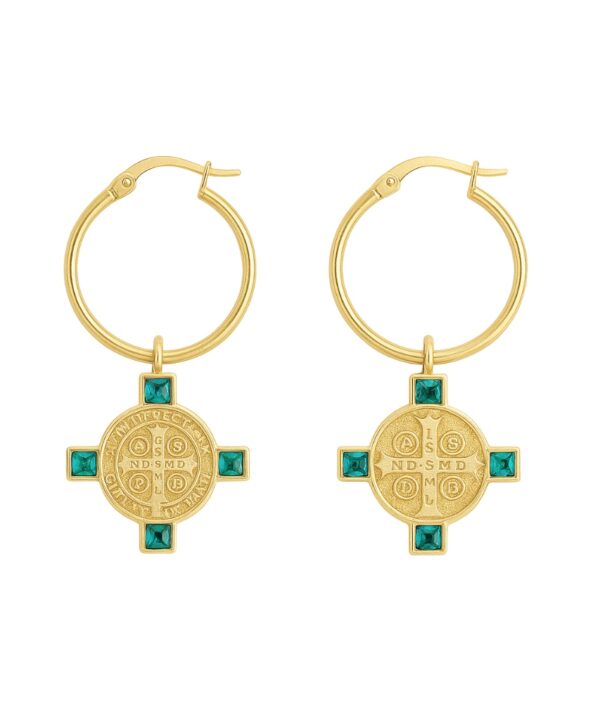 Pendientes de aro plata bañada en oro con charm medalla San Benito y cristales verdes