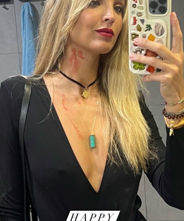 influencer cris mata choker terciopleo negro para halloween con charm moneda romana elefante